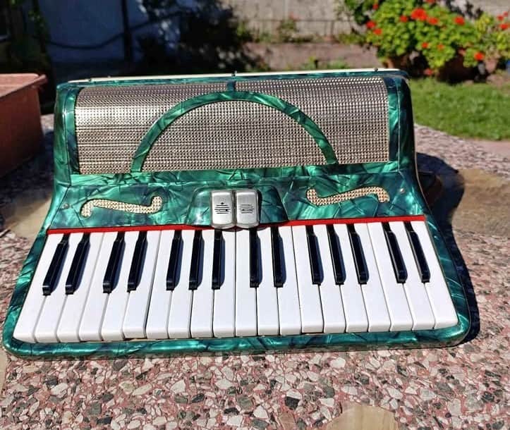 Acordeón Maestro Piano 80 Bajos / 34 Teclas (Con Estuche)