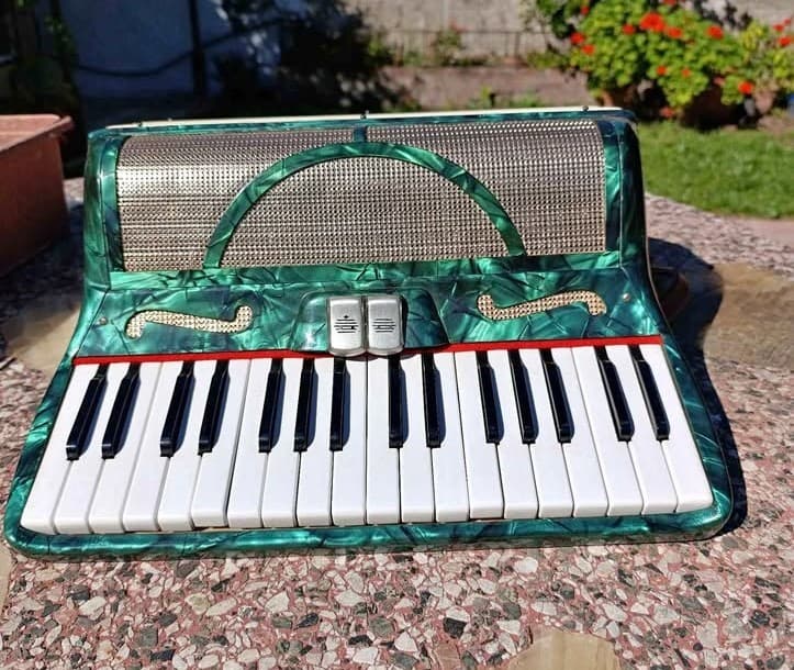 Acordeón Maestro Piano 80 Bajos / 34 Teclas (Con Estuche)